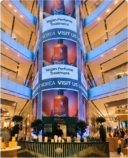 해외 쇼핑몰 내 팝업스토어와 원형 기둥 디지털 광고
