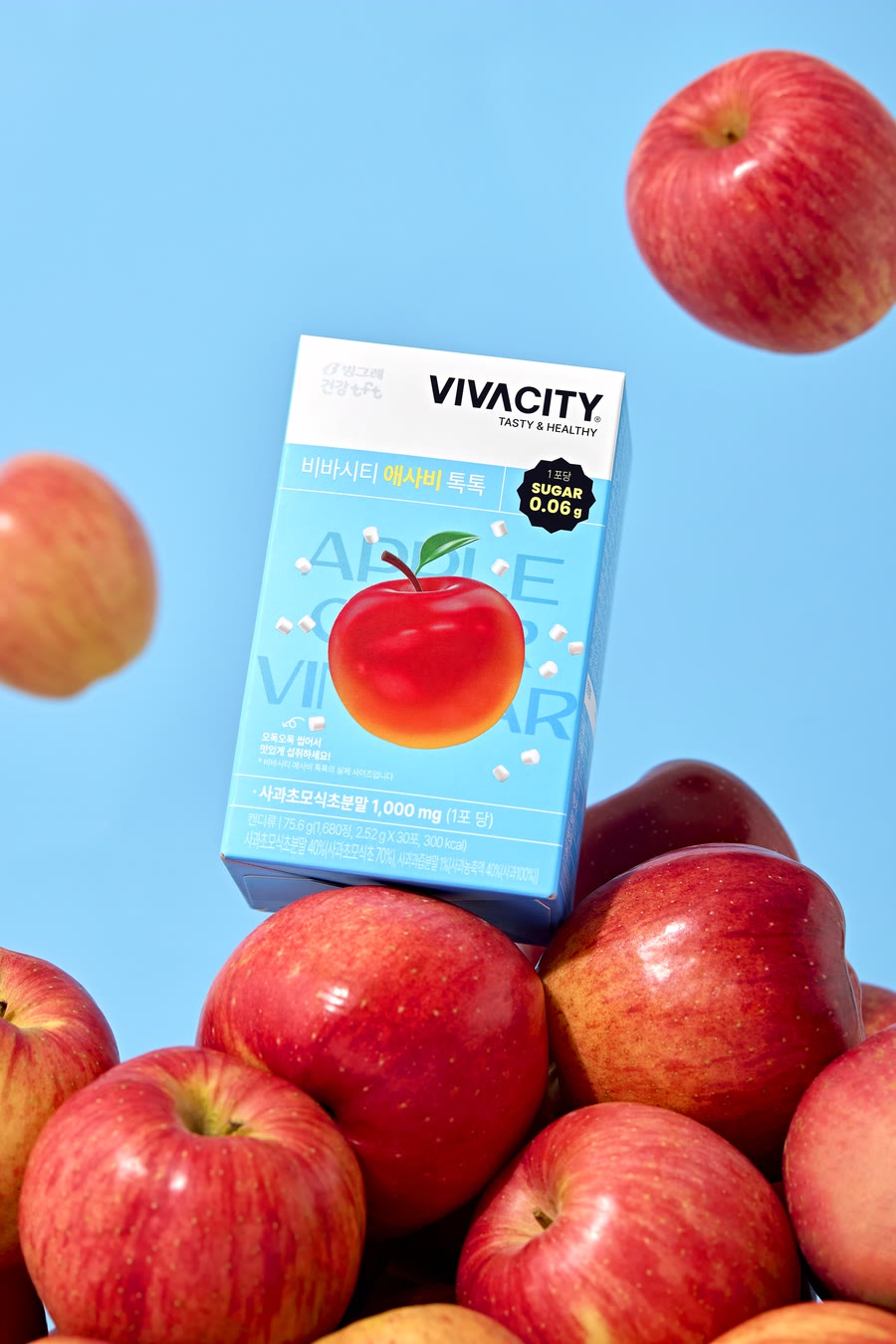 사과 더미 위 VIVACITY 애플 사이다 비니거 제품 촬영